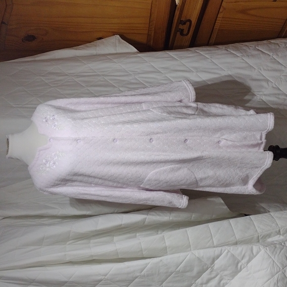 Miss Elaine Other - Pretty Miss Elaine palest lavender gown/robe, sz Med